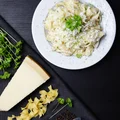 Lekki makaron alfredo z kurczakiem (6 składników)