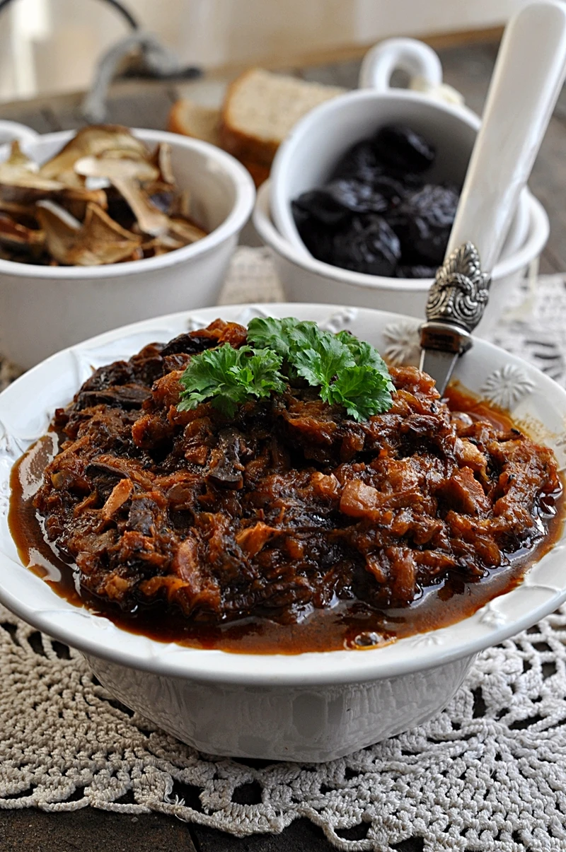 Bigos à la staropolski ze śliwkami i grzybami