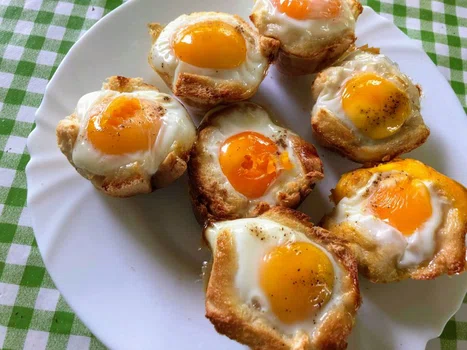 Chlebowe muffinki z jajkiem na śniadanie dla mamy
