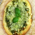 Minipizza z pesto z bazylii i roszponki