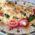 Omlet ze szpinakiem, żółtym serem i pomidorami- najlepszy na śniadanie