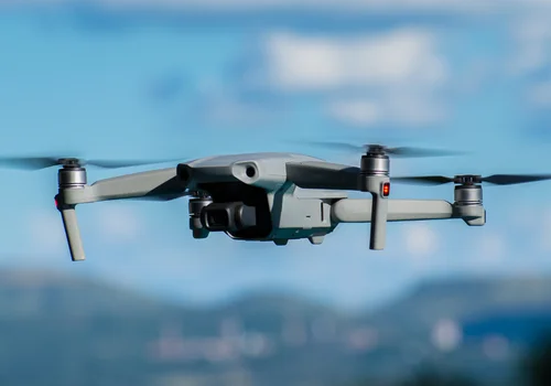 Dzień Dronów: Jak Technologia Latających Maszyn Zmienia Nasz Świat