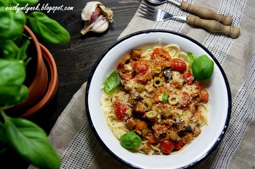 Spaghetti z tuńczykiem w sosie pomidorowym z bakłażanem i oliwkami