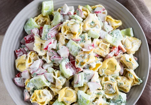 Sałatka z tortellini i rzodkiewką
