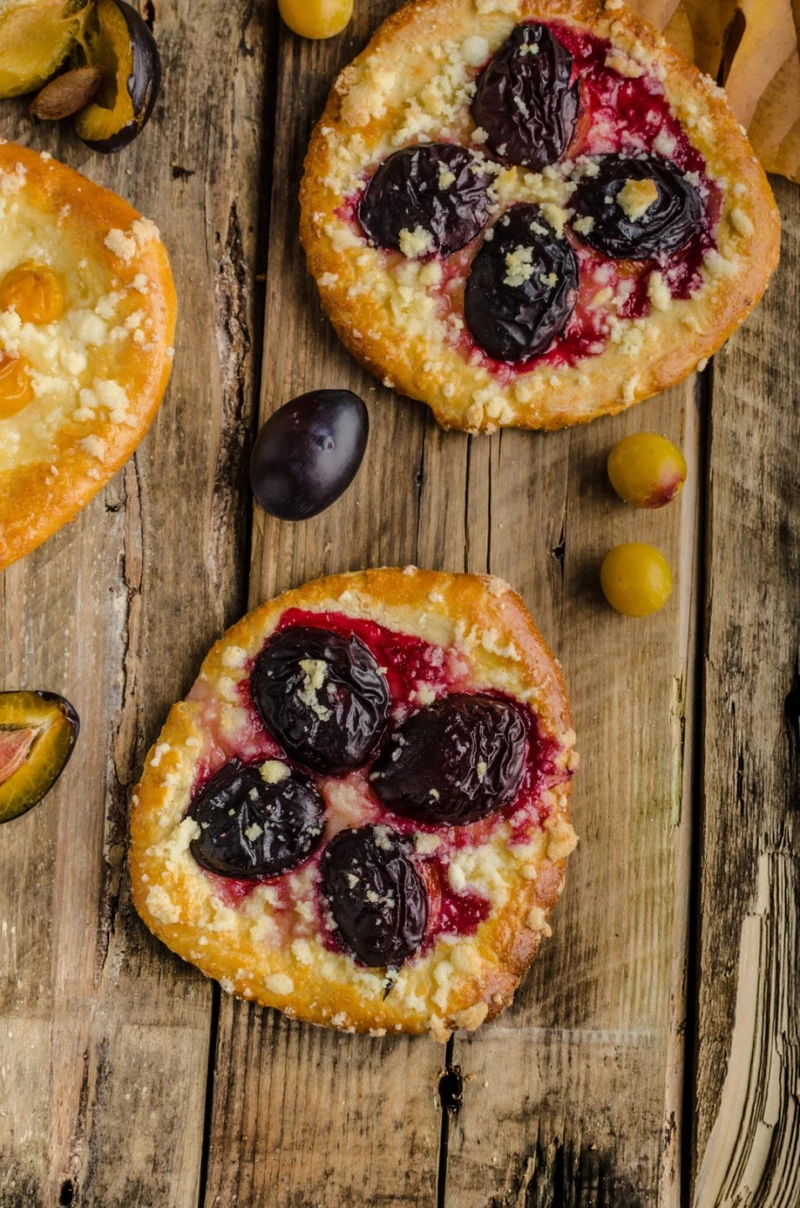 DROŻDŻÓWKI ZE ŚLIWKAMI I KRUSZONKĄ