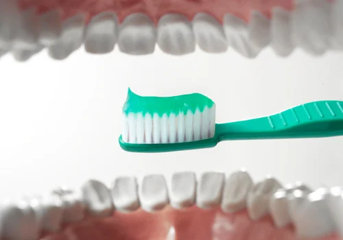 Jak często Polacy myją zęby? Wyniki badania nie pozostawiają złudzeń. Nie wygląda to zbyt dobrze