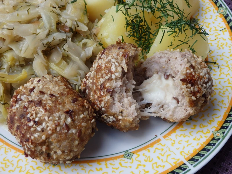 Kotlety mielone z serową niespodzianką