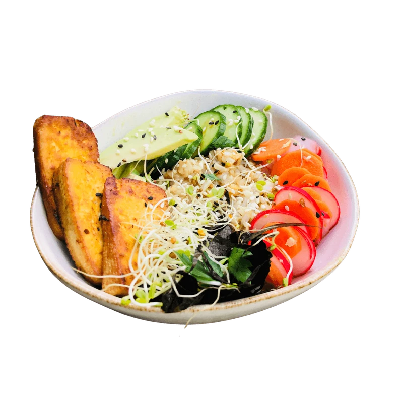 Wegański sushi bowl z tofu marynowanym z imbirem
