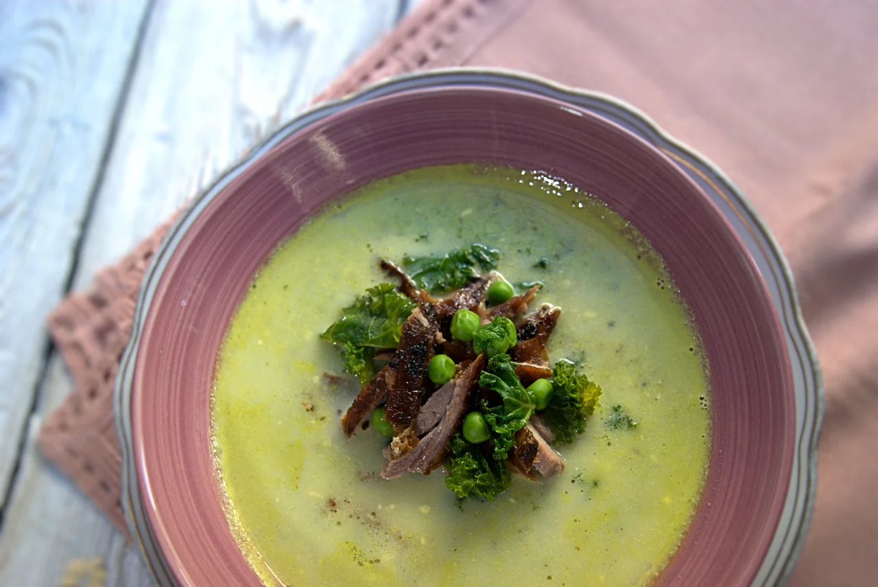 Zielona zupa z pieczoną gęsią