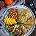 Sałatka z winną gruszką i grillowanym kurczakiem