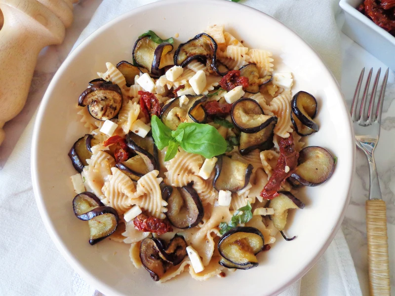 Makaron farfalle z bakłażanem, suszonymi pomidorami i serem feta