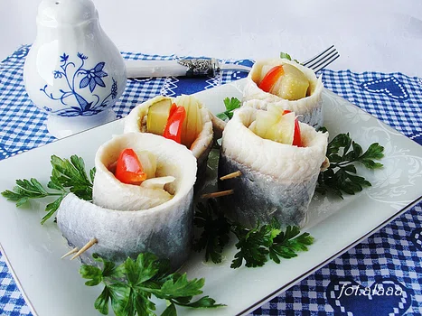 Śledzie z papryką i ogórkiem