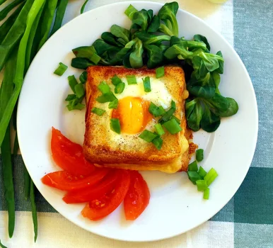 Tost zapiekany z jajkiem