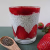 Jogurtowy pudding chia z truskawkami