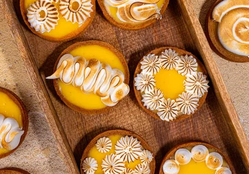 Tarteletki z lemon curd z bergamotką i bezą włoską