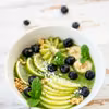 ZIELONE SMOOTHIE BOWL Z OWOCAMI