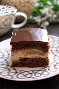 Kakaowy biszkopt z masą cappuccino i biszkopcikami