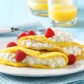 Omlet z serkiem wiejskim i malinami.