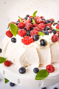 Beza Pavlova z malinami i borówkami