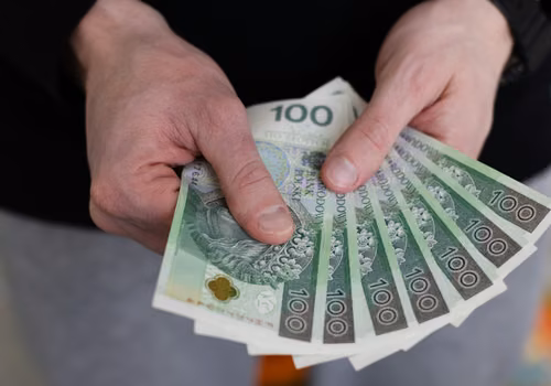 Kiedy dzieci muszą płacić alimenty na rodziców? Zasady, wyjątki i kwoty!