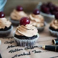 Czekoladowe muffinki z kremem kawowym i wiśniami