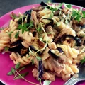 lekki makaron fusilli (świderki) z ricotta, bakłażanem i indykiem
