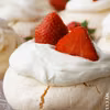 Bezy z bitą śmietaną i owocami (gluten-free)
