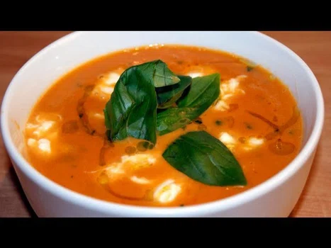 Zupa krem pomidorowa z mozzarellą i bazylią