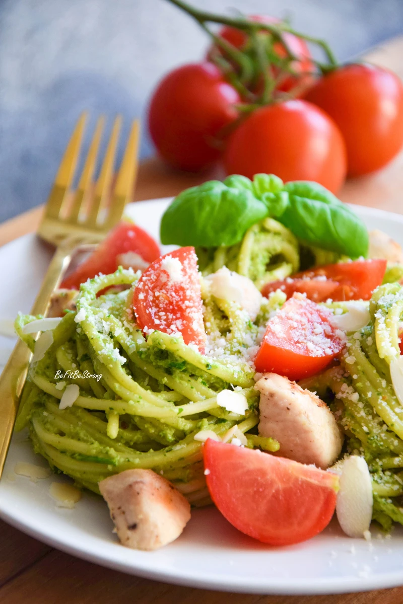 Makaron z indykiem z pesto z awokado i migdałów