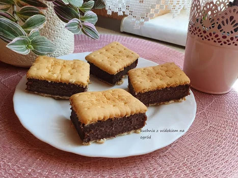 Czekoladowy grysikowiec na herbatnikach