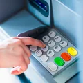 Jak bezpiecznie korzystać z bankomatu?