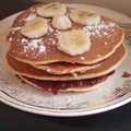 Pancakes z bananami i dżemem