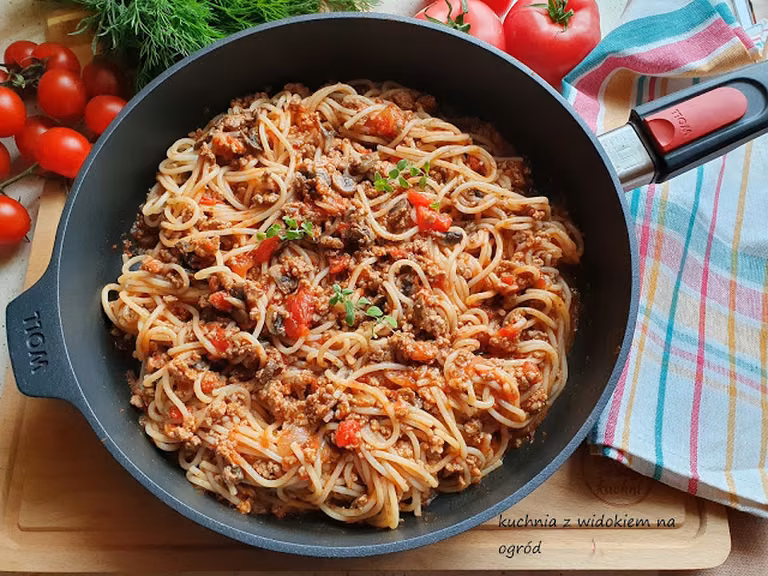 Spaghetti z mięsem mielonym i pieczarkami w sosie pomidorowym