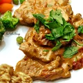 Polędwiczki wieprzowe w sosie winno-śmietanowym z suszonymi pomidorami