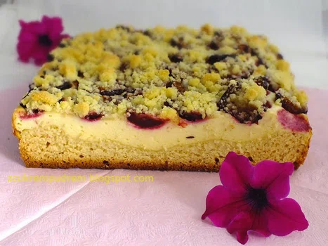 Ciasto drożdżowe z serem i śliwkami