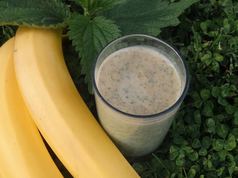 Koktajl bananowo-jabłkowy z pokrzywą
