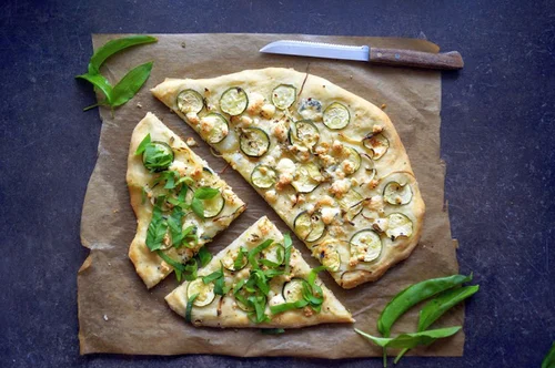 Pizza z cukinią i serem pleśniowym