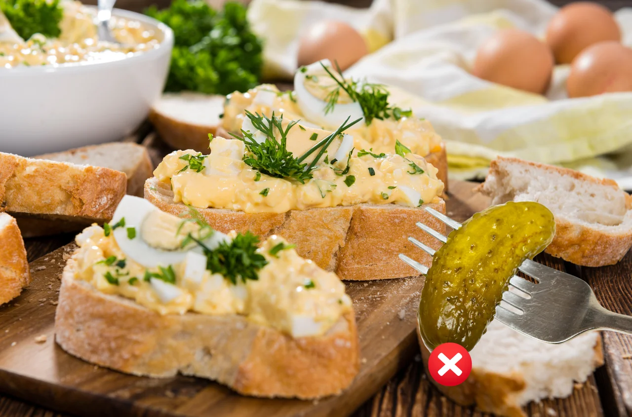 Tego nie dodawaj do pasty jajecznej! Te składniki psują jej smak