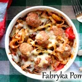 Tagliatelle zapiekane w sosie pomidorowym z warzywami i pulpecikami