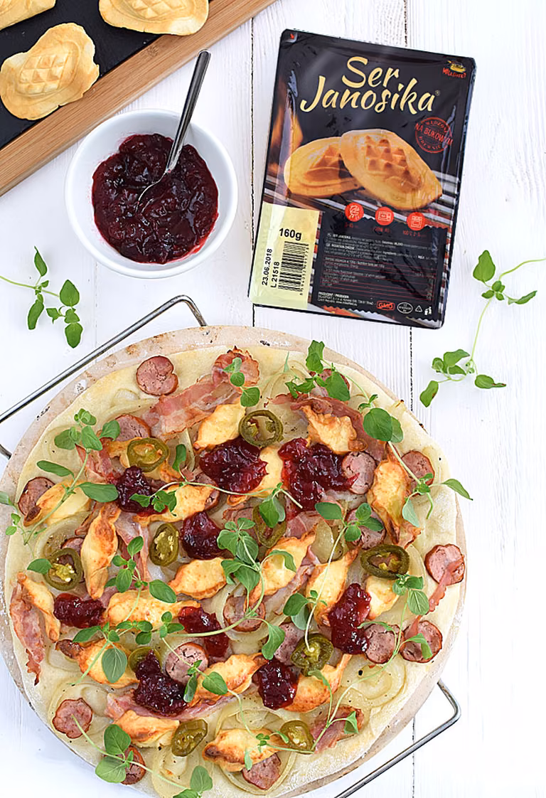 Pizza *bacowska* z serem Janosika, kiełbasą i boczkiem i pikantnym akcentem