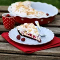 Tarta z nadzieniem serowym, malinami i bezą