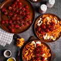 Makaron tagliatelle z pieczonymi pomidorkami i mozzarellą