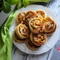 ŚLIMACZKI Z CIASTA FRANCUSKIEGO Z SALAMI I KUKURYDZĄ