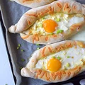 Chaczapuri adżarskie - chlebowe łódeczki z serem i jajkiem