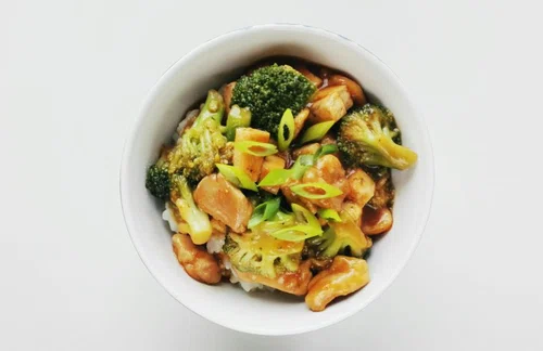 Stir-fry z kurczakiem, tofu i brokułami