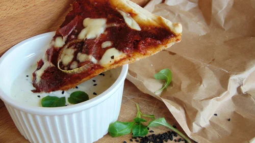 PIZZA NA WŁOSKIM CIEŚCIE Z PASSATĄ POMIDOROWĄ I SOSEM Z ROSZPONKI I CZARNUSZKI