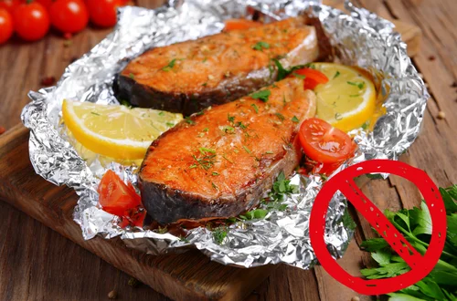 Nie trzymaj ryby pieczonej w folii! To skraca jej świeżość i psuje teksturę