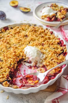 Owsiany crumble ze śliwkami