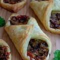 Przekąska z ciasta francuskiego z pieczarkami i mozzarellą
