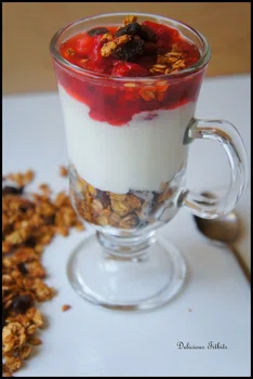 Pyszny deser lub śniadanie z domową granolą